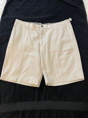 Amazon Essentials Men's Flat-Front khaki tan silver Shorts nwt 38 waist